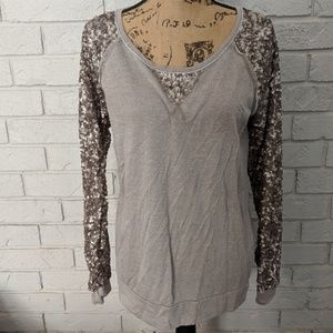 Crew neck with gold sequin sleeves